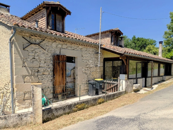 Maison en pierre avec piscine, vue naturelle et terrain arboré à Lavergne