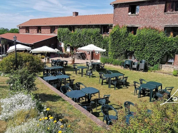 Fonds de commerce hôtel-restaurant à vendre près de Dieppe avec grande terrasse et salles multifonction