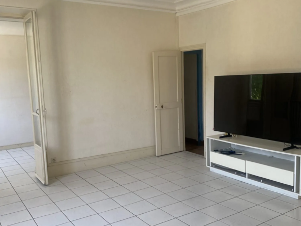 Studio ou T3 à rénover de 47,34 m² avec cave et parking à Villeneuve St Georges