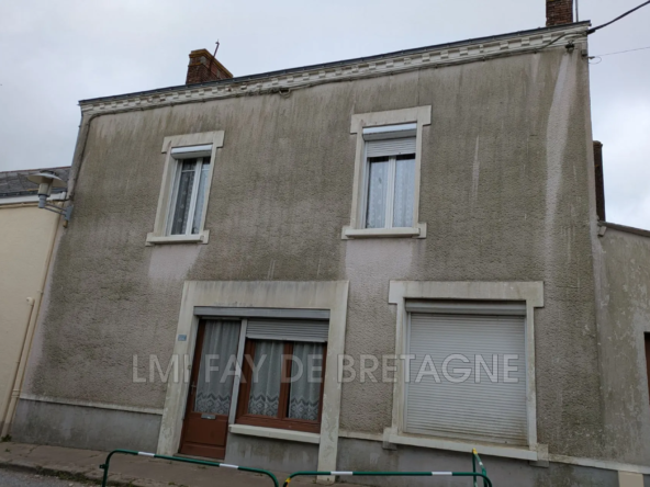 Maison ancienne à rénover avec jardin au centre de Bouvron