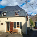Maison à vendre à Melles avec terrasse et vue montagne, charme traditionnel