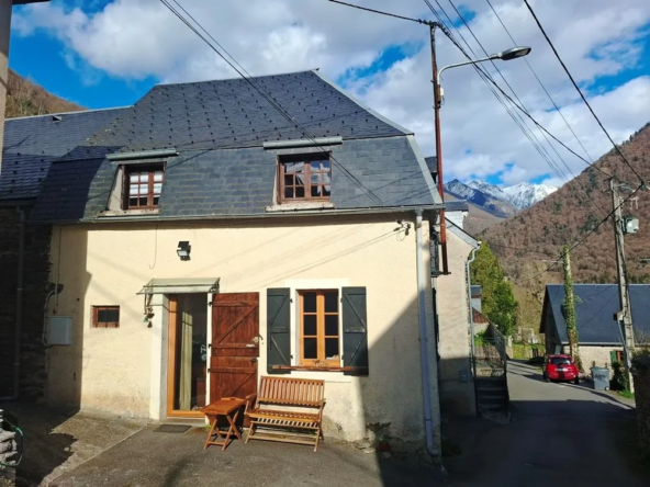 Maison à vendre à Melles avec terrasse et vue montagne, charme traditionnel
