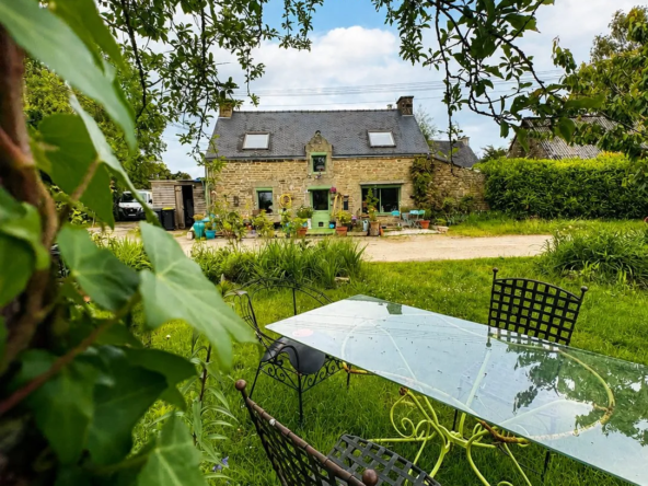 Maison en pierre authentique à Elven avec 2 chambres et terrain de 518 m²