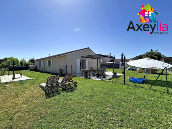 Maison de plain-pied à Sainte-Agathe-la-Bouteresse avec jardin et garage