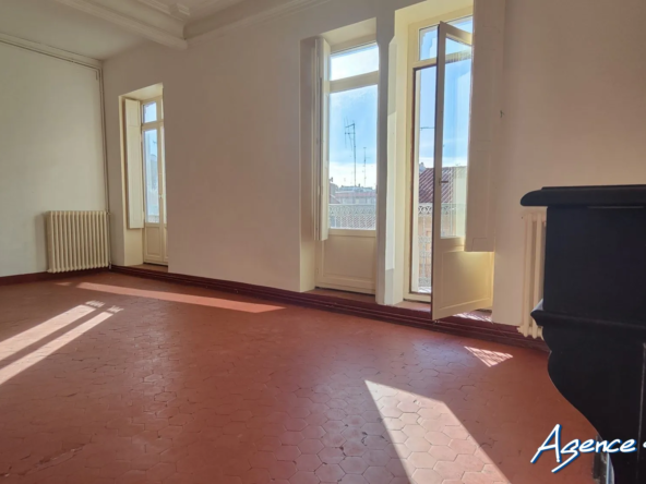 Grand appartement ancien avec balcon au cœur de Béziers