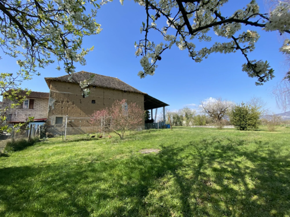Opportunité rare : grande grange à rénover avec terrain à Les Avenières Veyrins-Thuellin