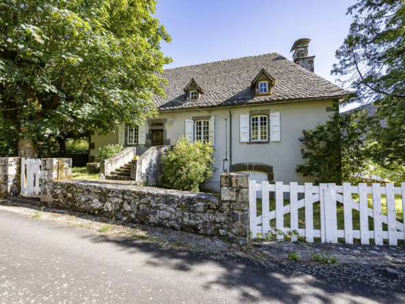 Charmante maison ancienne de 192 m² avec parcelle à Pleaux, Cantal