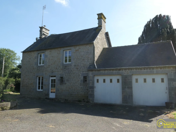 Maison de campagne à rénover avec grand terrain et garage près de Mortain