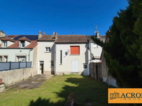 Maison mitoyenne à rénover à Neuvy-sur-Loire avec grand jardin