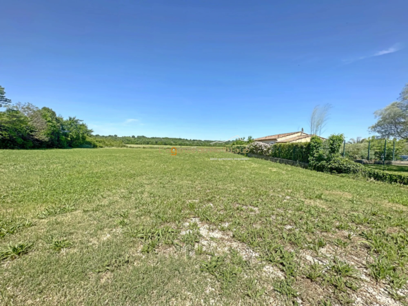 Terrain constructible de 1 915 m² à Cruviers-Lascours avec vue campagne et environnement calme