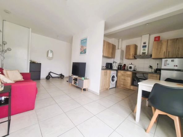 Sejour cuisine Appartement T2 avec terrasse en dernière étage à Bayonne, investissement sécurisé