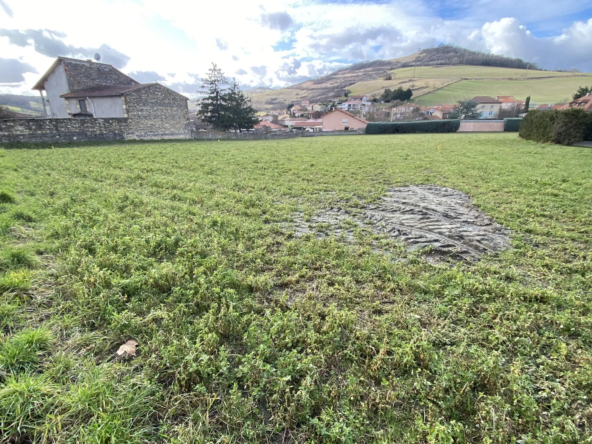 Terrain constructible de 1522 m² à Saint-Yvoine, viabilisé et borné