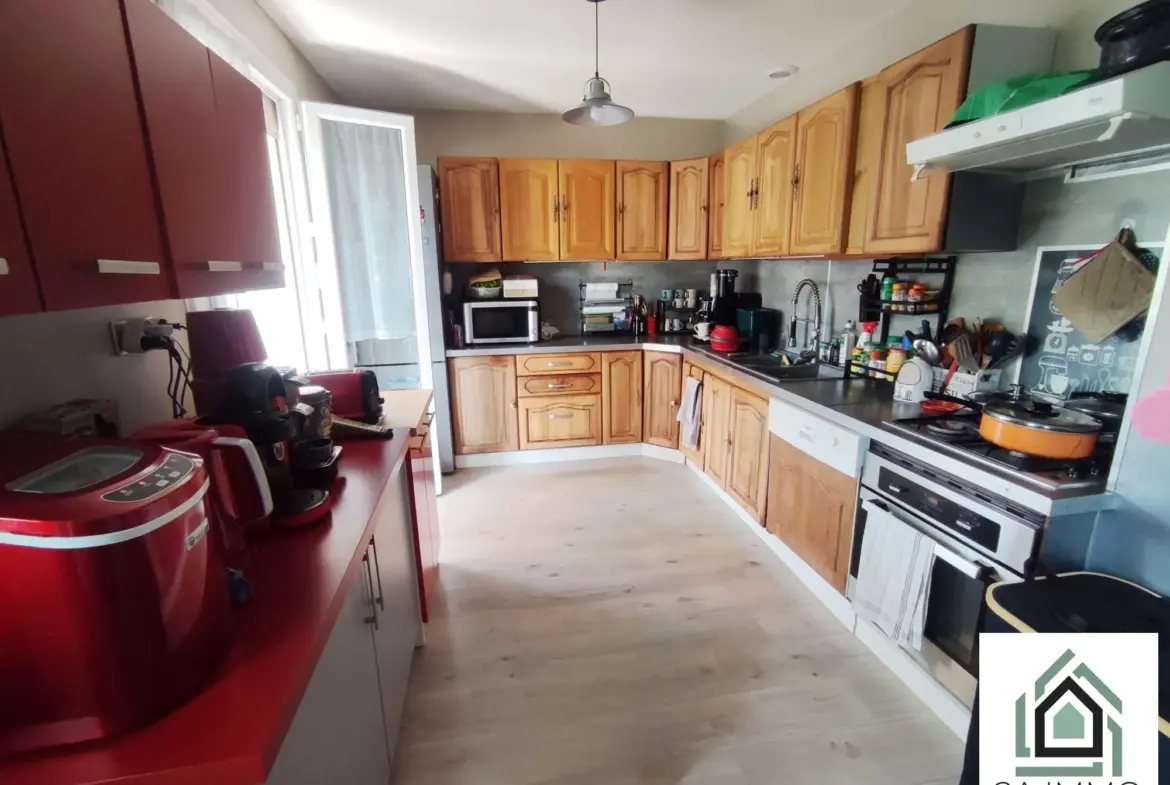 Maison à Pontaumur de 79 m² avec terrasse, garage et cave 