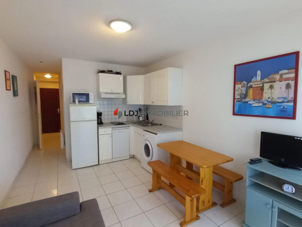 Studio à vendre à Canet-Plage avec vue mer latérale et balcon
