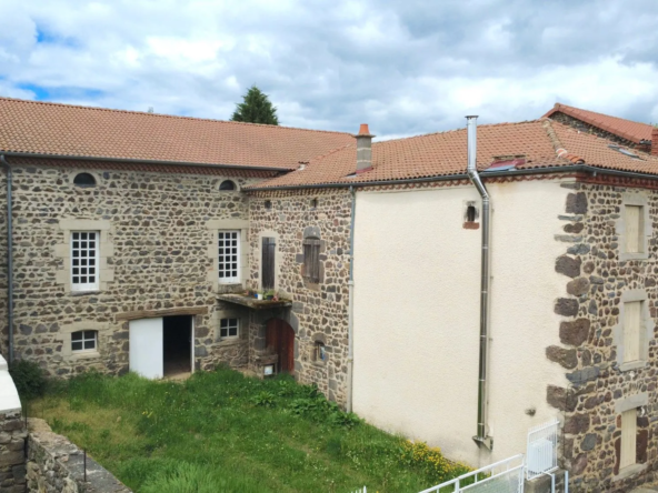 À vendre locaux de 310 m² à Sainte-Eugénie-de-Villeneuve, potentiel et flexibilité assurés