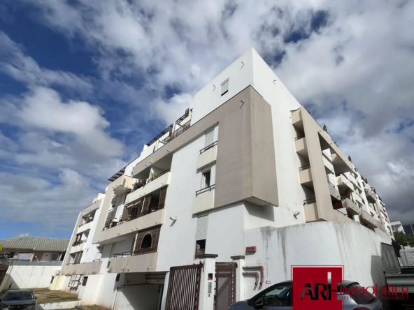 Appartement F2 lumineux avec parking et varangue à Sainte Clotilde