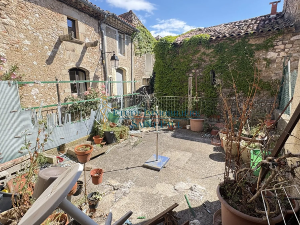 Maison de village à rénover avec potentiel d'investissement à Saint-Saturnin-de-Lucian