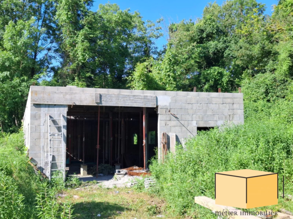 Immeuble à vendre à Cressin-Rochefort avec atelier de 200 m² et terrain de 800 m²