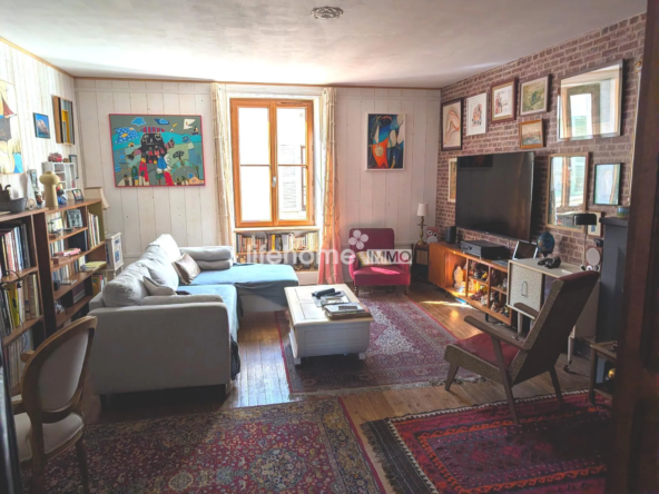Maison de caractère en vente à Saint-Savin (86) avec jardin et charme historique