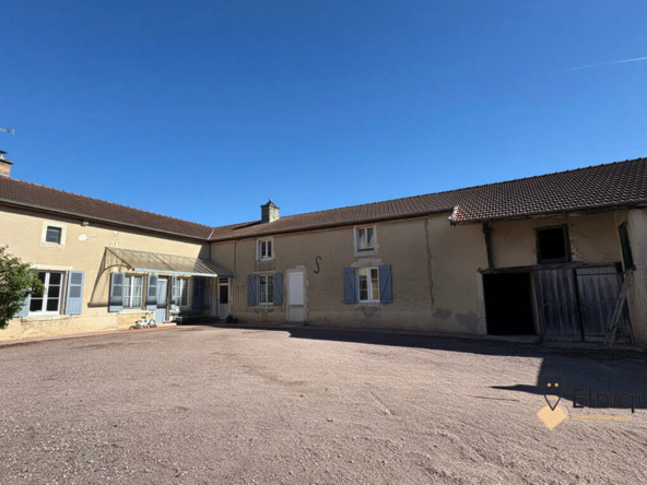 Maison de campagne avec dépendances et grand terrain à Lignol-le-Château
