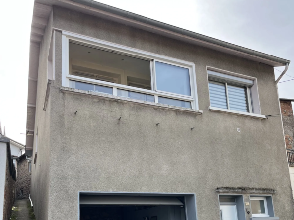 Maison rénovée de 100 m² avec terrasse, garage et vue à Cours