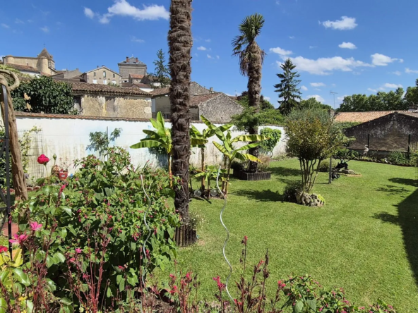 Maison familiale de 170m² à Mézin, parfait état, 7 pièces, jardin, faible consommation énergétique