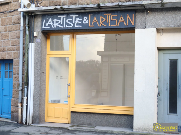Magasin à vendre au centre-ville de Mortain-Bocage – Rez-de-chaussée avec cuisine et WC