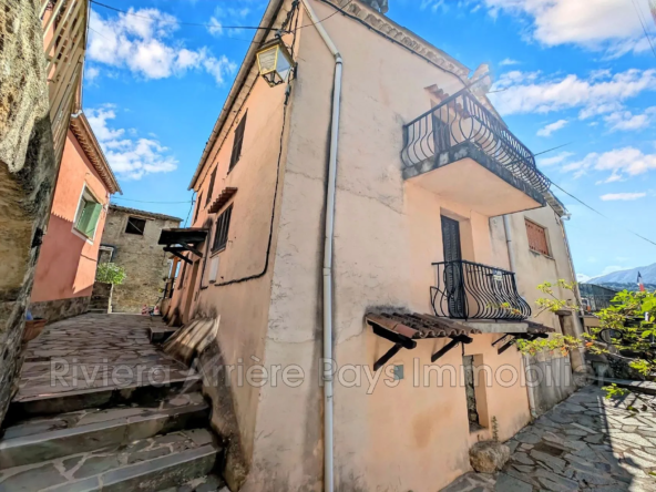 À vendre maison de village avec vue à Collongues - 2 chambres, balcon, cave
