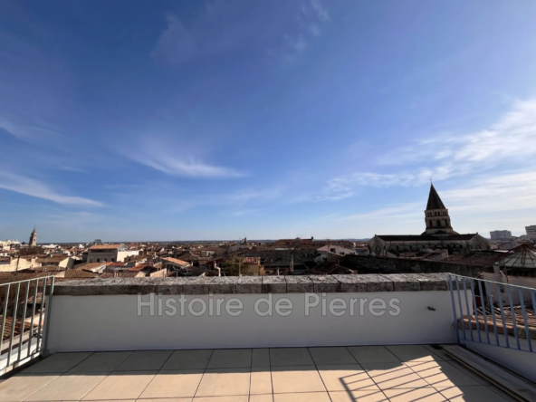 Charmant duplex avec terrasse à Nîmes, face à la Maison Carrée - Investissez ou profitez du centre historique