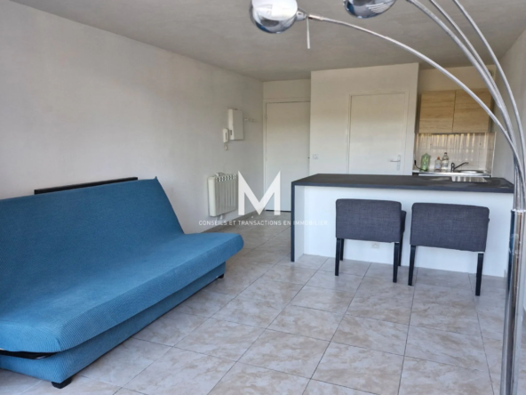 Studio rénové de 21 m² à Fréjus avec loggia, cave et parking privé