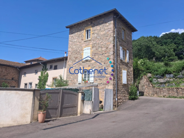 Maison à Belmont-de-la-Loire avec studio indépendant et grand terrain