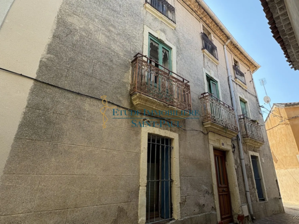 Maison de village à Peret avec potentiel de rénovation, 3 niveaux, combles aménageables
