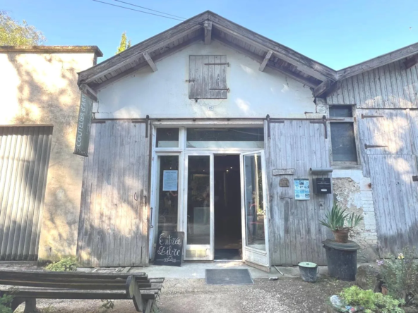 Façade de l'atelier Atypique atelier et pied-à-terre à vendre à Labastide d'Armagnac dans le Gers