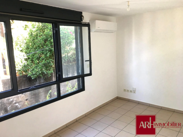 Appartement F1 à Saint Denis avec stationnement sécurisé - Investissement locatif