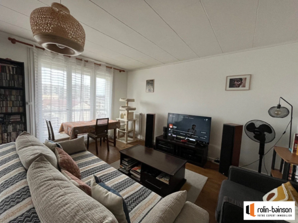 Appartement T2 à Villeurbanne avec balcon, cave et sécurité, idéal premier achat