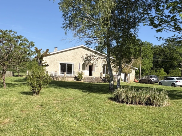 Charmante maison en pierre de plain-pied avec grand terrain à Betaille