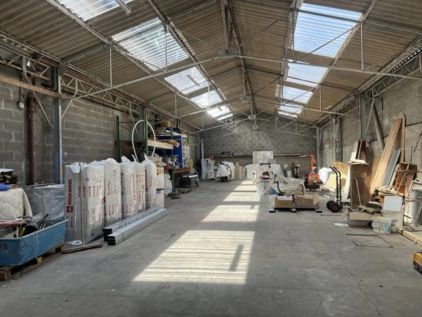 Garage de 225 m² au centre-ville de Thouars avec grande porte