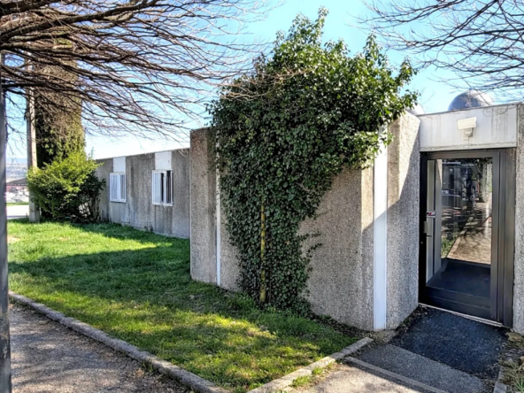 Local commercial de 443 m² avec parking à Aubenas - Idéal pour activité pro