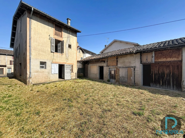 Immeuble à rénover avec trois appartements et terrain à Pont de Veyle