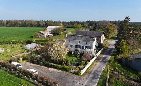 Maison à vendre à Boismé avec grand terrain, grange et potentiel d’aménagement