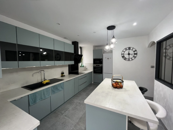 Maison de type F6 rénovée avec garage et terrasse à Montluçon