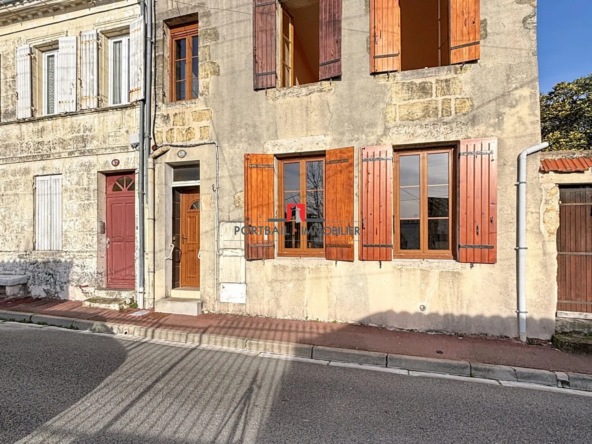 Maison mitoyenne à rénover avec jardin et garage au centre de Blaye