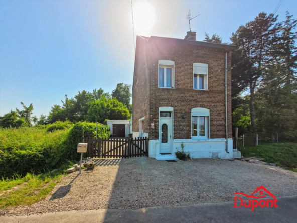 Maison ancienne avec 2 chambres, grand jardin et garage à Haulchin