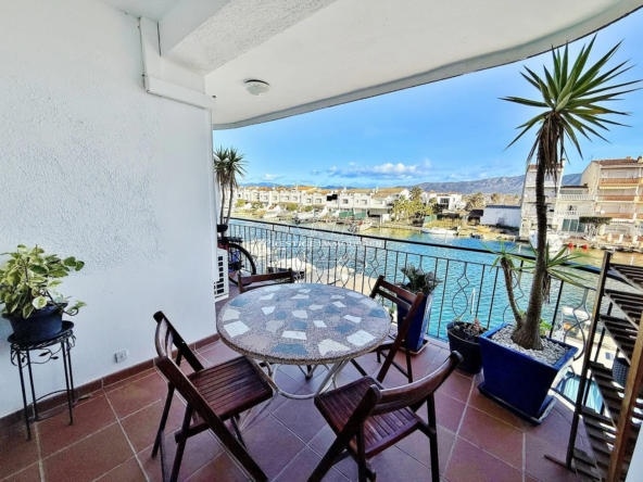 Appartement 2 chambres à Empuriabrava avec vue marina et licence touristique