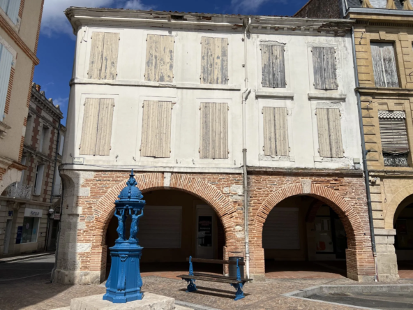 Immeuble à vendre à Valence avec local commercial et espace exploitable