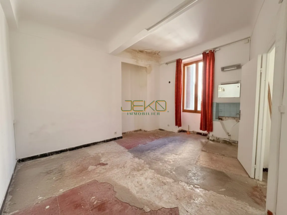 Appartement à rénover de 83 m² avec entrée indépendante dans l'Écusson de Nîmes