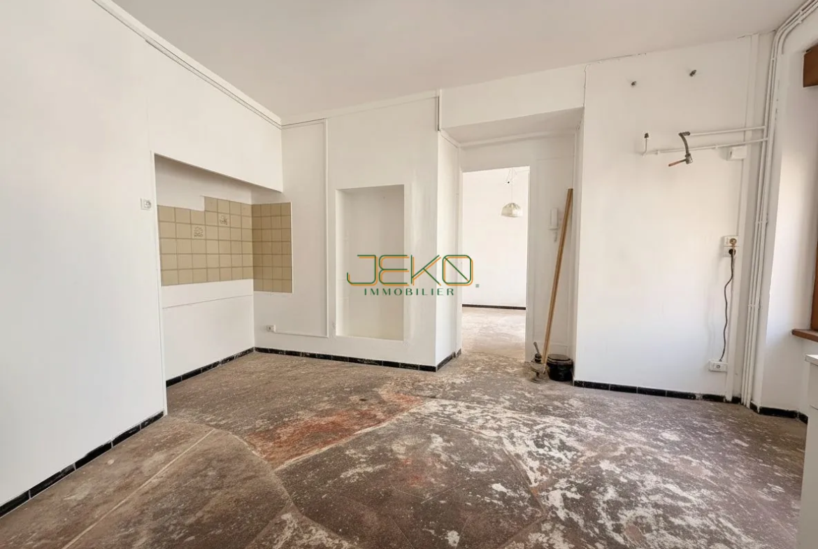 Appartement à rénover de 83 m² avec entrée indépendante dans l'Écusson de Nîmes 