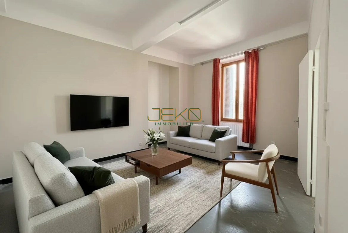 Appartement à rénover de 83 m² avec entrée indépendante dans l'Écusson de Nîmes 