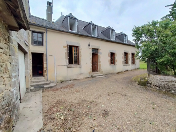 Maison à vendre Courcité  Ancien prieuré du XVIIIe à Courcité avec jardin et dépendances - Potentiel de rénovation