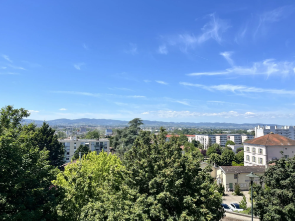 Appartement T4 lumineux de 71m² avec balcon et cave à Jassans-Riottier